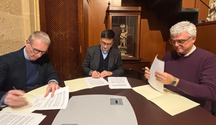 Manuel Palma Ramírez ( Presidente de la Facultad de Teología San Isidoro de Sevilla) Francisco José Ortiz Bernal (Deán del Cabildo Catedral de Sevilla) e Israel Sánchez López (Director CSM Manuel Castillo)